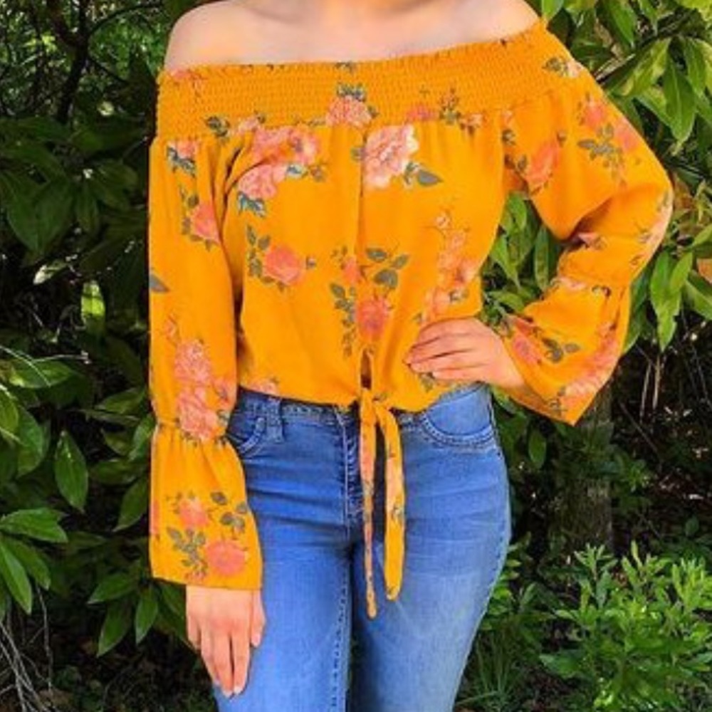 🌵 Super cute off the shoulder shirt - Picture 1 of 4